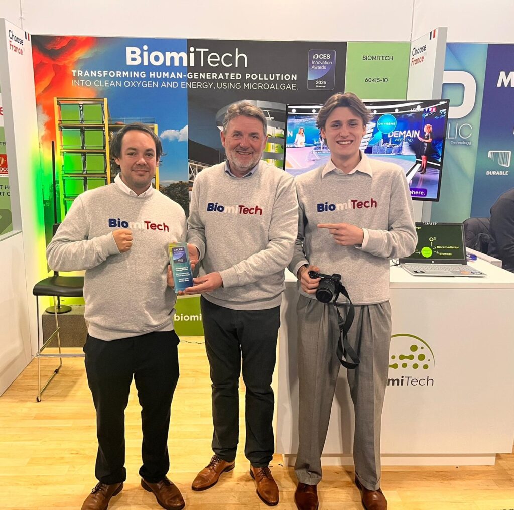Les représentants de Biomitech posent avec leur award sur leur stand au CES de Las Vegas.